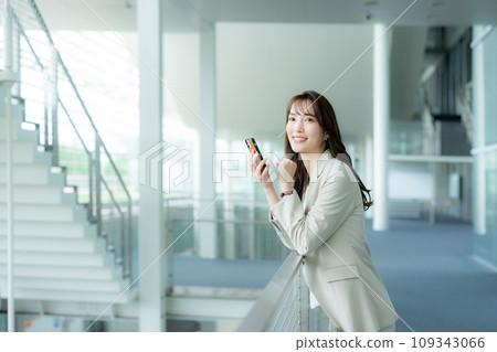 穿西裝的年輕女子 穿西裝的年輕女子 109343066