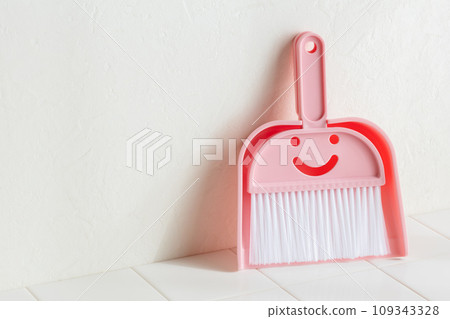 掃帚和簸箕:微笑清潔 掃帚和簸箕:微笑清潔 109343328