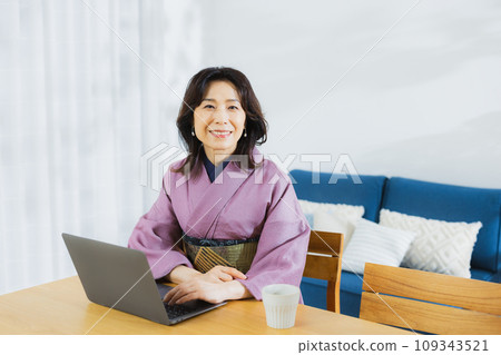 一個穿著和服的女人 一個穿著和服的女人 109343521