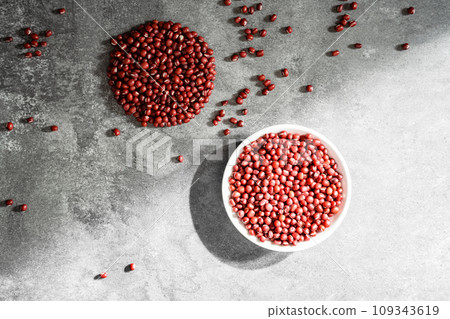 Red adzuki beans on black background plate 109343619