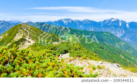 Climbing Mt. Jigatake in summer (view towards Mt. Tsurugidake and Mt. Tateyama from the middle peak of Mt. Jigatake) 109344011