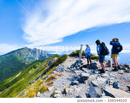 Climbing Mt. Jigatake in summer (looking towards Mt. Kashima Yarigatake from the middle peak of Mt. Jigatake) 109344020