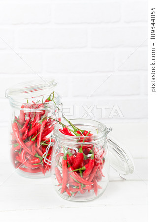 salad with red peppers 109344055
