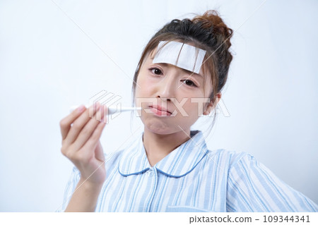 不適的女人的形象 109344341