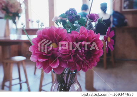 Flowers in a vase Couple in a cafe 109344655