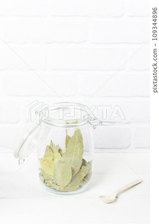 spice seasoning bay leaf 109344896