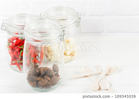 Spices: star anise, cinnamon, bay leaves, fennel, chili pepper and garlic 109345039