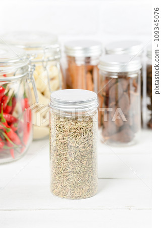Spices: star anise, cinnamon, bay leaves, fennel, chili pepper and garlic 109345076