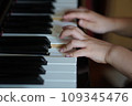 孩子們的手彈鋼琴 109345476