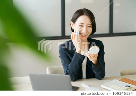 辦公室女人補妝 辦公室女人補妝 109346184