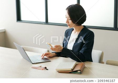 辦公室女人補妝 辦公室女人補妝 109346187