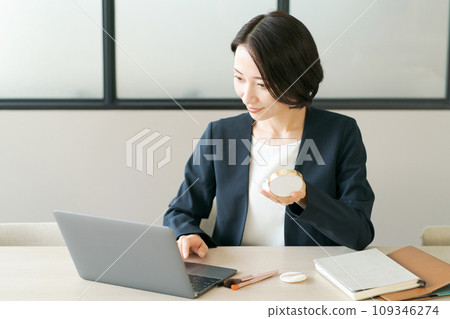 一個女人在工作時化妝 一個女人在工作時化妝 109346274