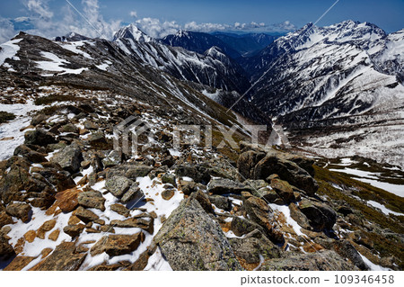 從北阿爾卑斯山的大天陽山看到殘雪的常年山和穗高山連峰 109346458
