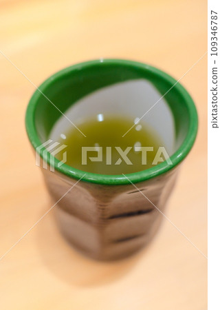 茶杯裡的熱綠茶 茶杯裡的熱綠茶 109346787