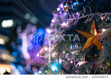 小鎮周圍的聖誕樹裝飾 109346815