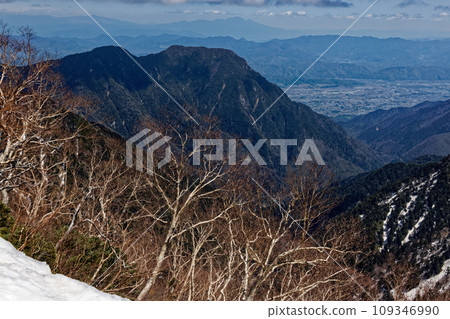Mt. Ariake and Azumino seen from the Omote Ginza Traverse Trail in the Northern Alps with residual snow 109346990
