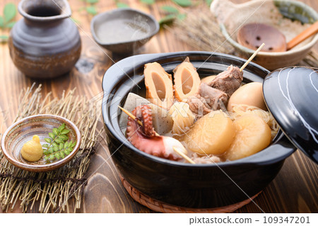 關東煮，將各種食材放入砂鍋中慢火煮 109347201