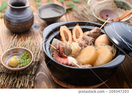 關東煮，將各種食材放入砂鍋中慢火煮 109347203