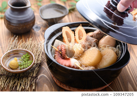 關東煮,將各種食材放入砂鍋中慢火煮 關東煮,將各種食材放入砂鍋中慢火煮 109347205