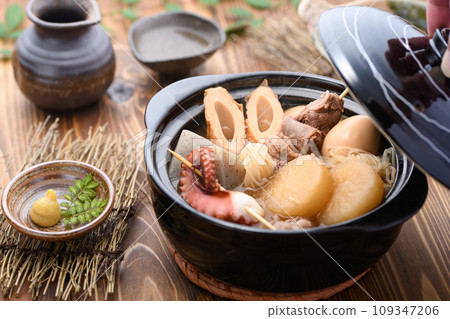 在砂鍋中煮熱關東煮 在砂鍋中煮熱關東煮 109347206