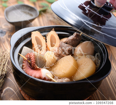 Hot oden simmered in a clay pot 109347208