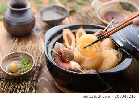 關東煮,將各種食材放入砂鍋中慢火煮 關東煮,將各種食材放入砂鍋中慢火煮 109347216