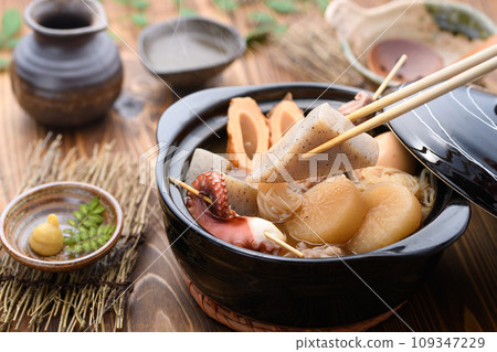 關東煮,將各種食材放入砂鍋中慢火煮 關東煮,將各種食材放入砂鍋中慢火煮 109347229