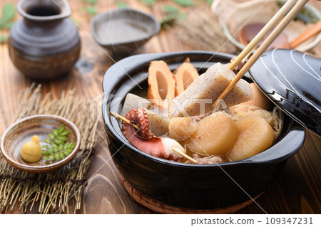 關東煮,將各種食材放入砂鍋中慢火煮 關東煮,將各種食材放入砂鍋中慢火煮 109347231