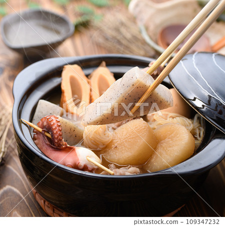 關東煮,將各種食材放入砂鍋中慢火煮 關東煮,將各種食材放入砂鍋中慢火煮 109347232