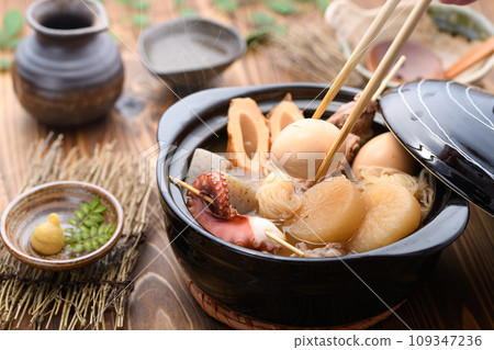 Oden with various ingredients simmered in a clay pot 109347236