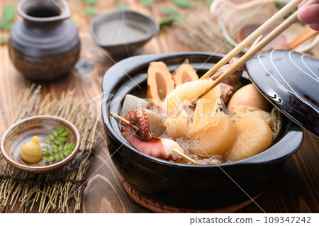 Oden with various ingredients simmered in a clay pot 109347242