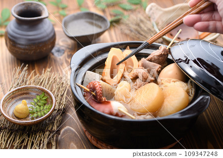 關東煮，將各種食材放入砂鍋中慢火煮 109347248