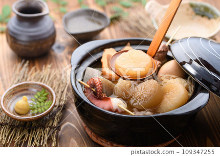 關東煮，將各種食材放入砂鍋中慢火煮 109347255