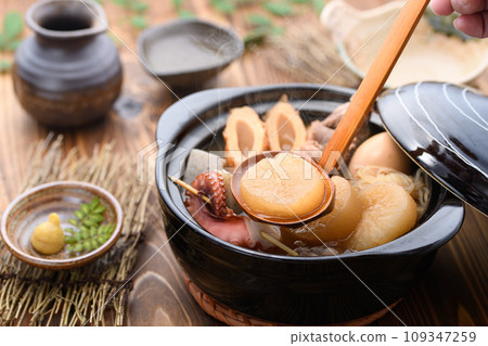 Oden with various ingredients simmered in a clay pot 109347259