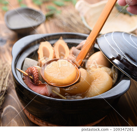 關東煮,將各種食材放入砂鍋中慢火煮 關東煮,將各種食材放入砂鍋中慢火煮 109347261