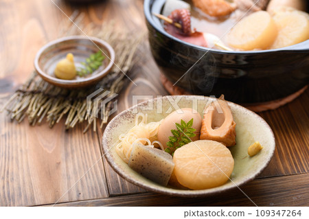 關東煮用陶鍋裝在小盤子裡,配上芥末 關東煮用陶鍋裝在小盤子裡,配上芥末 109347264