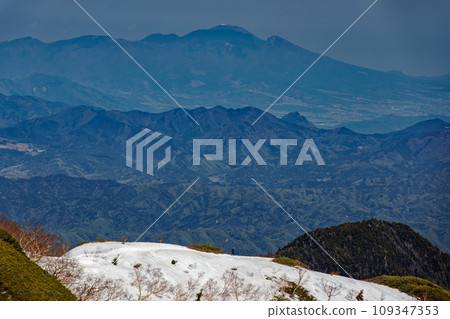 北阿爾卑斯山殘雪上的登山客和淺間山、津岳、合仙嶺 109347353
