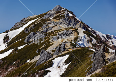 從燕山莊附近看到殘雪的北阿爾卑斯山津岳 109347355