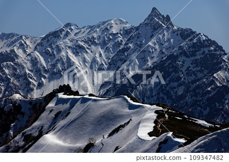 從北阿爾卑斯山的津巴嶽山脊看到的午後陽光下殘雪漂浮的矢鹿岳 109347482
