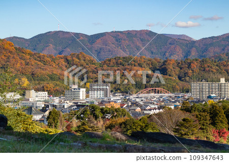 秋天從滋賀縣彥根市彥根城看到的彥根市和紅葉山脈 秋天從滋賀縣彥根市彥根城看到的彥根市和紅葉山脈 109347643