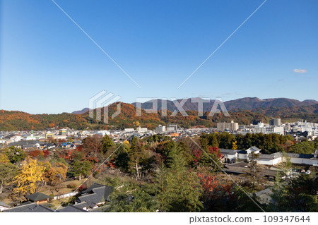 秋天從滋賀縣彥根市彥根城看到的彥根市和紅葉山脈 秋天從滋賀縣彥根市彥根城看到的彥根市和紅葉山脈 109347644