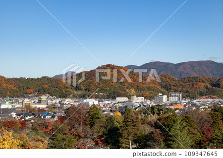 秋天從滋賀縣彥根市彥根城看到的彥根市和紅葉山脈 109347645