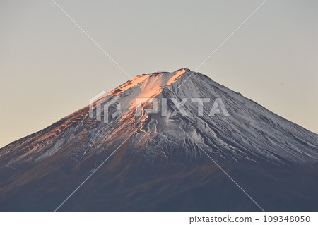 富士山被清晨的陽光染成橘色的雪 富士山被清晨的陽光染成橘色的雪 109348050