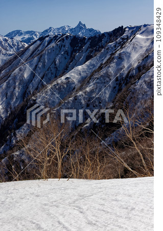 從北阿爾卑斯山卡森嶺上部看到的矢梨岳，殘雪 109348429