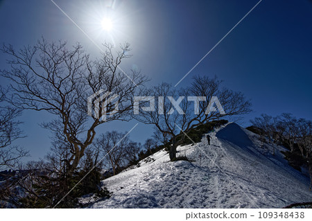 登山者帶著殘雪攀登北阿爾卑斯山加森山脊的上部 109348438