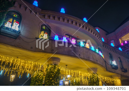 Illuminations of a white boyfriend park 109348701