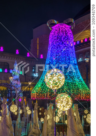 Illuminations of a white boyfriend park 109348709