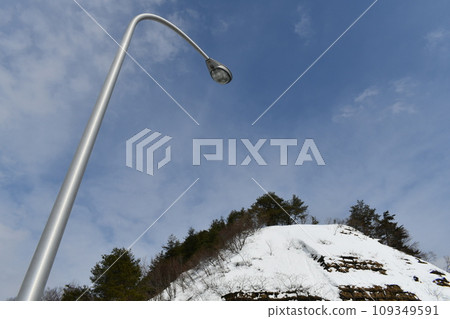 雪山和路燈上方的藍天 雪山和路燈上方的藍天 109349591