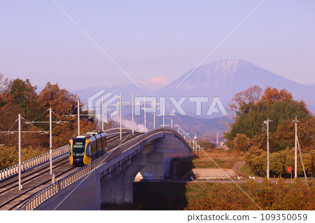 Utsunomiya City: LRT (next generation streetcar) running in the city and Mt. Nantai 109350059