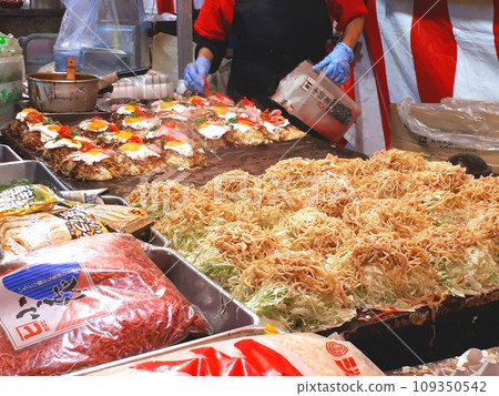 Delicious Hiroshima-style okonomiyaki 109350542